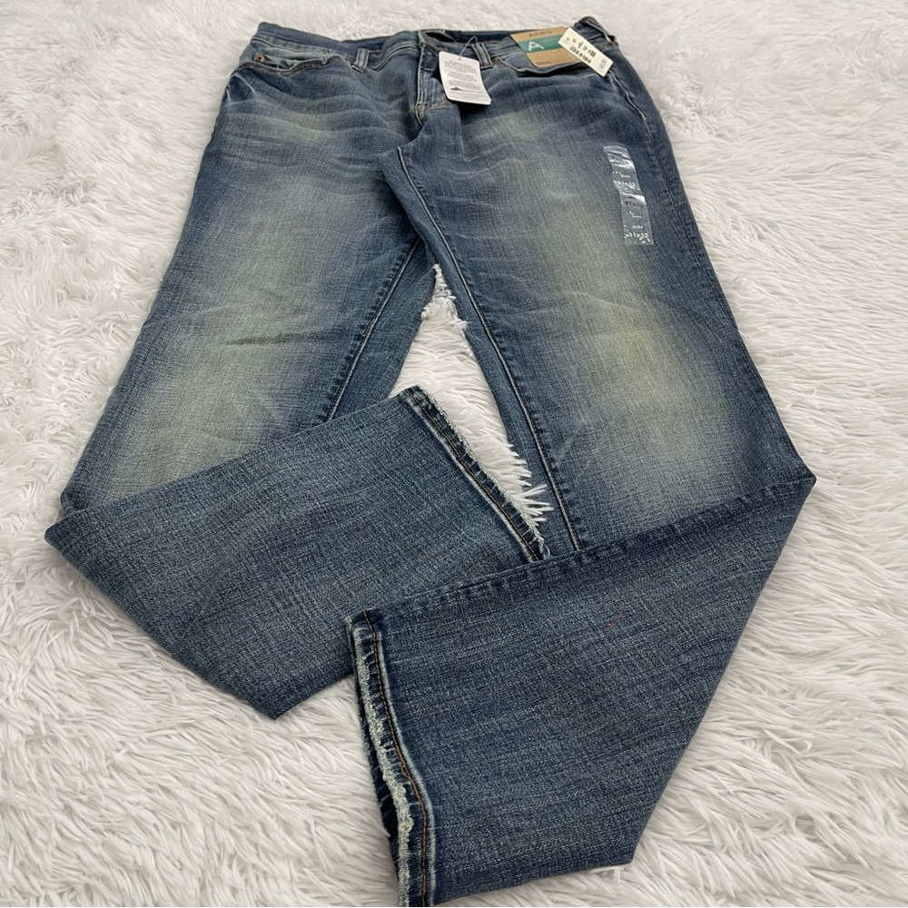 AERO SLIM MENS JEANS SIZE 31/32. NWT